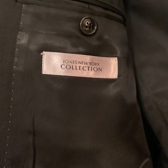 Classic 3-button Black Men's Suit - Picture 3 of 15